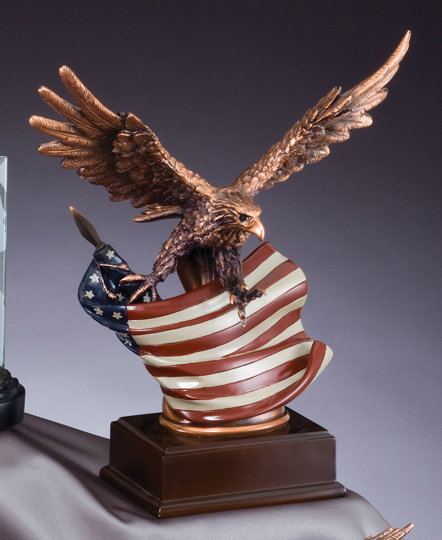 OCDRFB138 - 12" Eagle Resin Trophy - Click Image to Close